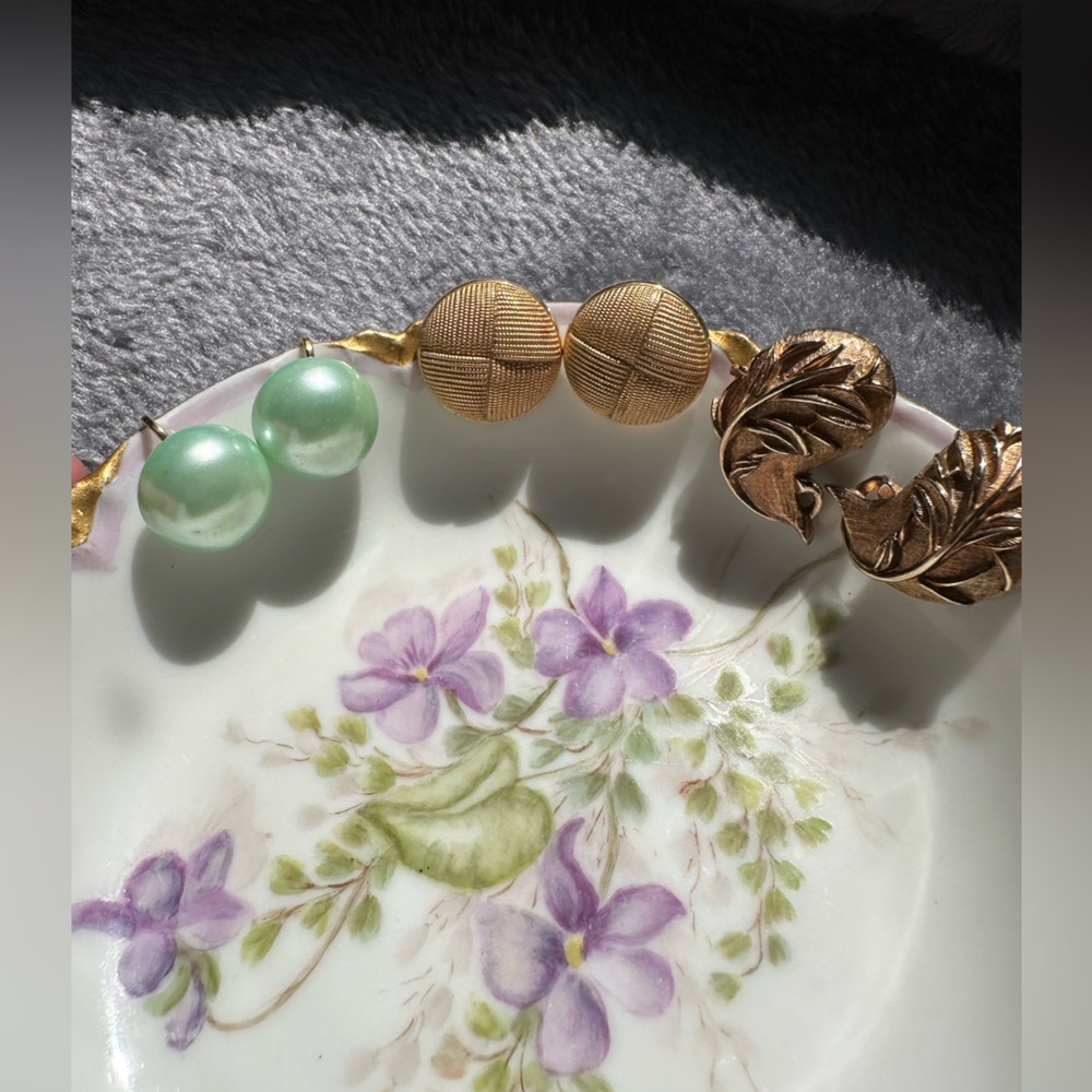 Vintage Gold Leaf and Mint Pearl Drop Clip on Earrings - Women Jewelry